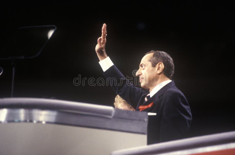 De vroegere Gouverneur Mario Cuomo van New York richt menigte bij de Democratische Nationale Overeenkomst van 1992 in Madison Squ royalty-vrije stock afbeelding De vroegere Gouverneur Mario Cuomo van New York richt menigte bij de Democratische Nationale Overeenkomst van 1992 in Madison Squ royalty-vrije stock afbeelding