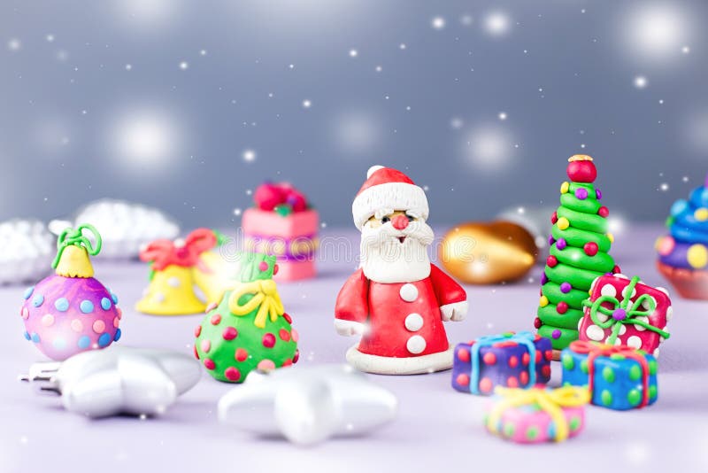 De vrolijke kaart van de Kerstmisgroet met decoratie Santa Claus, Kerstboom en stelt met sneeuw het vallen voor royalty-vrije stock afbeeldingen De vrolijke kaart van de Kerstmisgroet met decoratie Santa Claus, Kerstboom en stelt met sneeuw het vallen voor royalty-vrije stock afbeeldingen
