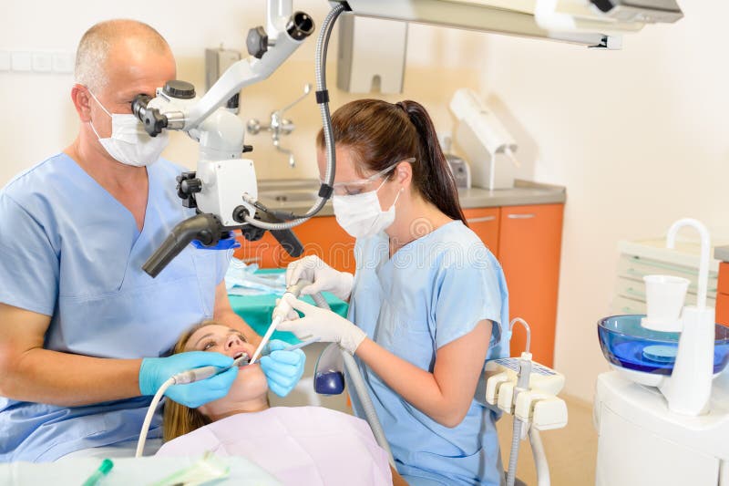 De vrouw bij tandartschirurgie heeft behandeling stock afbeeldingen De vrouw bij tandartschirurgie heeft behandeling stock afbeeldingen