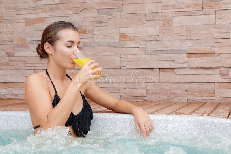 De vrouw brengt tijd in een Jacuzzi door royalty-vrije stock afbeelding De vrouw brengt tijd in een Jacuzzi door royalty-vrije stock afbeelding