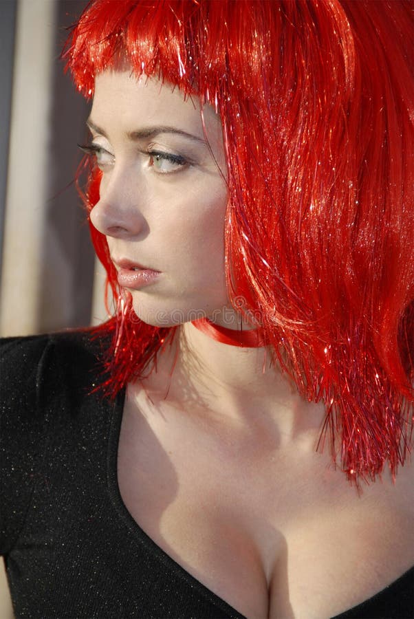 De vrouw die rood draagt schittert pruik stock afbeeldingen De vrouw die rood draagt schittert pruik stock afbeeldingen