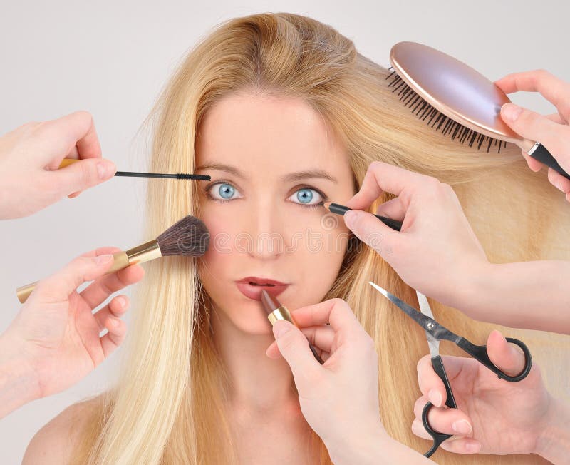 De Vrouw die van de make-up Makeover krijgt stock afbeelding De Vrouw die van de make-up Makeover krijgt stock afbeelding