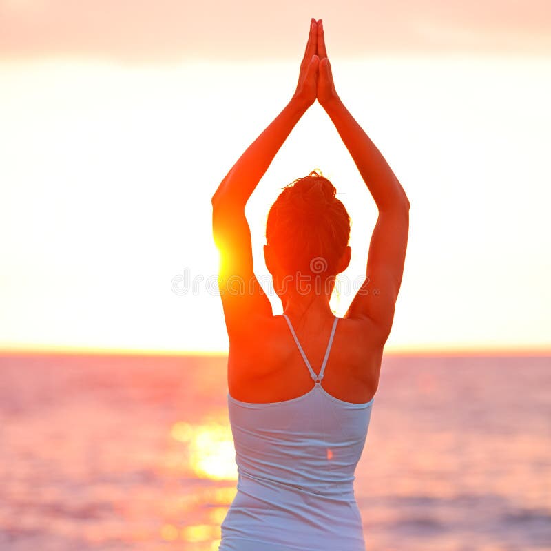 De vrouw die van de meditatieyoga bij strandzonsondergang mediteren stock foto's De vrouw die van de meditatieyoga bij strandzonsondergang mediteren stock foto's
