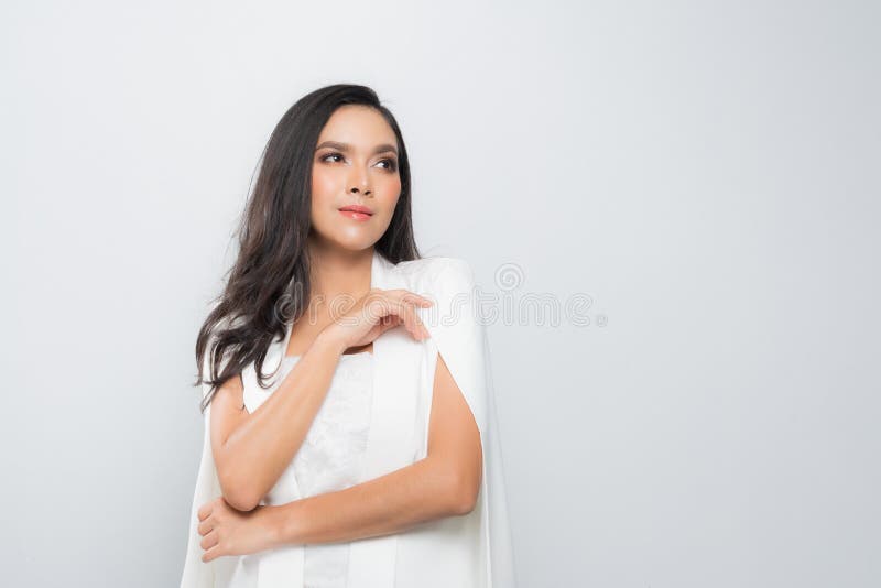 De vrouw die van het manierportret een wit kostuum dragen royalty-vrije stock foto De vrouw die van het manierportret een wit kostuum dragen royalty-vrije stock foto
