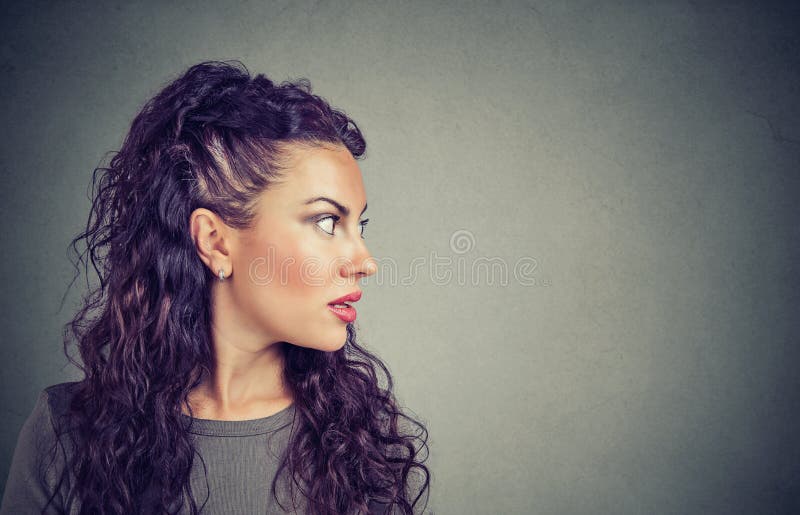 De vrouw die van het het profielportret van het close-up zijaanzicht met open mond spreken stock afbeelding De vrouw die van het het profielportret van het close-up zijaanzicht met open mond spreken stock afbeelding