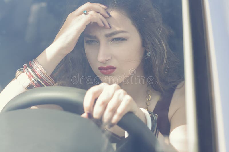 De vrouw drijft een auto stock fotografie De vrouw drijft een auto stock fotografie
