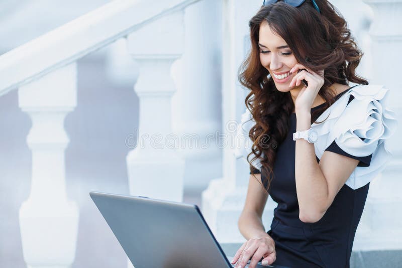 De vrouw, een succesvolle zakenman die aan laptop werken royalty-vrije stock afbeelding De vrouw, een succesvolle zakenman die aan laptop werken royalty-vrije stock afbeelding