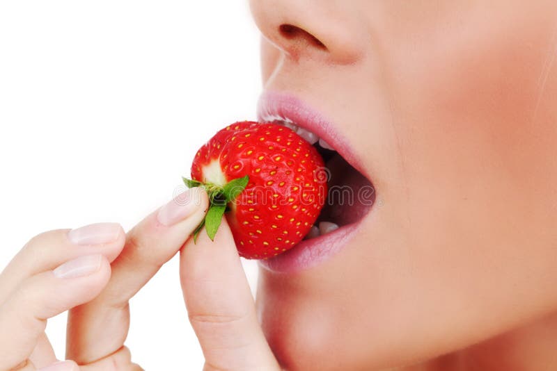De vrouw eet aardbei