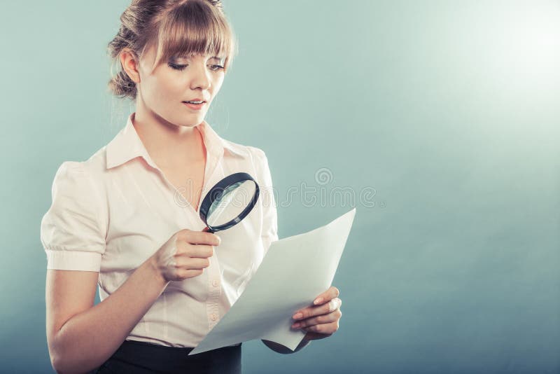 De vrouw gebruikt vergrootglas om contract te controleren royalty-vrije stock afbeeldingen De vrouw gebruikt vergrootglas om contract te controleren royalty-vrije stock afbeeldingen