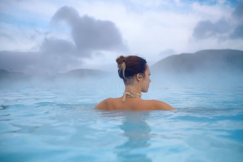 De vrouw geniet van kuuroord in de geothermische hete lente royalty-vrije stock fotografie De vrouw geniet van kuuroord in de geothermische hete lente royalty-vrije stock fotografie
