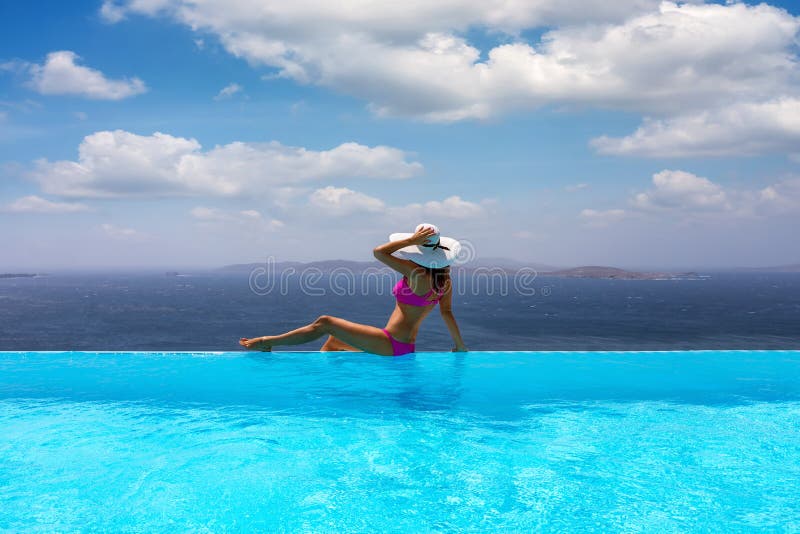 De vrouw geniet van de mening van de pool aan de Middellandse Zee royalty-vrije stock afbeeldingen De vrouw geniet van de mening van de pool aan de Middellandse Zee royalty-vrije stock afbeeldingen