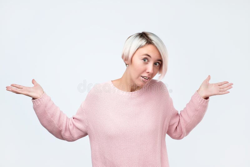 De vrouw haalt schouders op zoals geen antwoord kent, clueless en onzeker zijnd stock foto's De vrouw haalt schouders op zoals geen antwoord kent, clueless en onzeker zijnd stock foto's