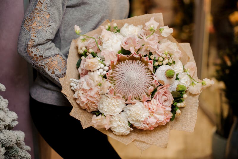 De vrouw houdt een groot boeket met roze anjers, hydrangea hortensia, rozen royalty-vrije stock foto's De vrouw houdt een groot boeket met roze anjers, hydrangea hortensia, rozen royalty-vrije stock foto's