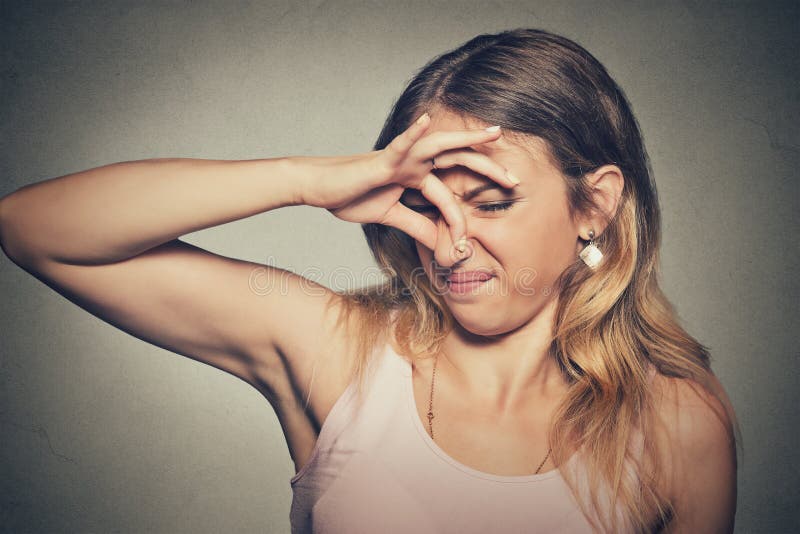 De vrouw knijpt neus met vingers kijkt met afschuw iets stank stinkt royalty-vrije stock afbeeldingen De vrouw knijpt neus met vingers kijkt met afschuw iets stank stinkt royalty-vrije stock afbeeldingen