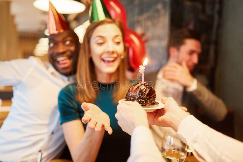 De vrouw krijgt een cake als verrassing stock fotografie De vrouw krijgt een cake als verrassing stock fotografie