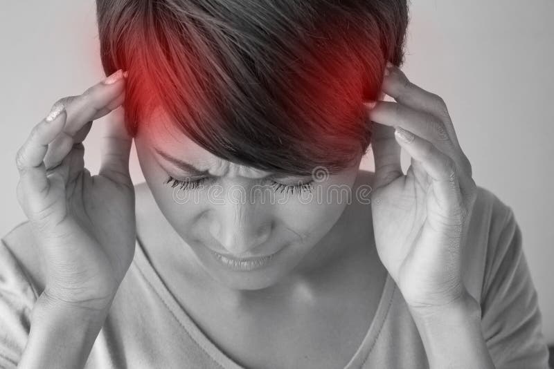 De vrouw lijdt aan pijn, hoofdpijn, ziekte, migraine, spanning stock afbeelding De vrouw lijdt aan pijn, hoofdpijn, ziekte, migraine, spanning stock afbeelding