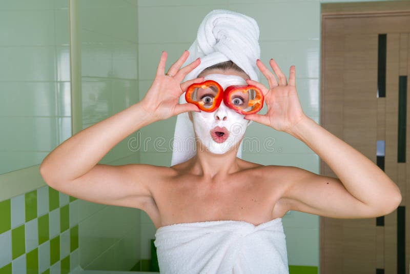 De vrouw maakt een gezichtsmasker na douche in de ochtend Schoonheidsbehandelingen voor de huid stock fotografie De vrouw maakt een gezichtsmasker na douche in de ochtend Schoonheidsbehandelingen voor de huid stock fotografie