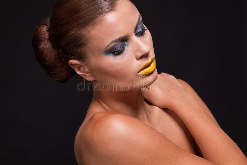 De vrouw met extreme colorfull maakt omhoog in blauw en geel stock foto's De vrouw met extreme colorfull maakt omhoog in blauw en geel stock foto's