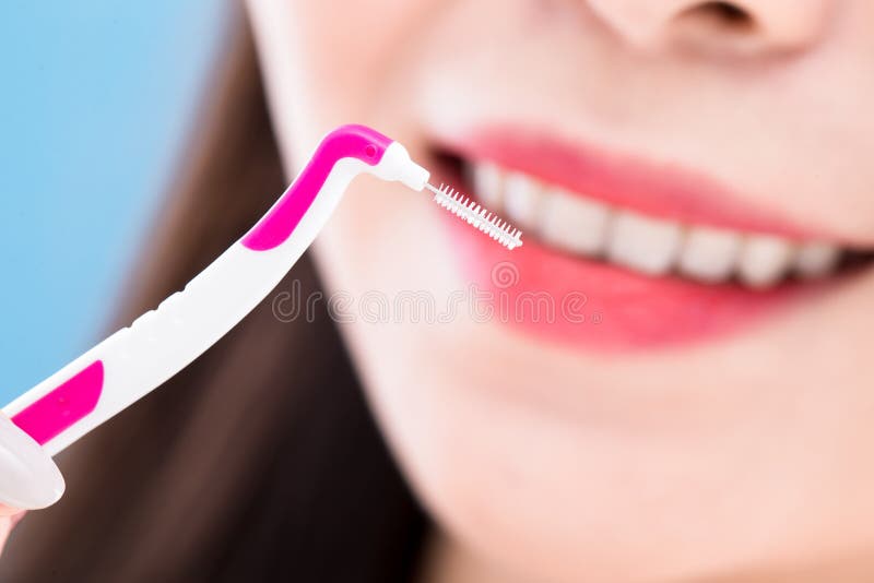 De vrouw neemt interdental borstel stock afbeeldingen De vrouw neemt interdental borstel stock afbeeldingen