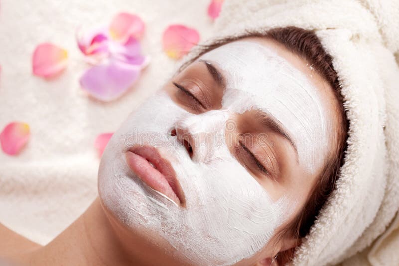 De vrouw neemt schoonheidsmiddelenmasker stock foto De vrouw neemt schoonheidsmiddelenmasker stock foto