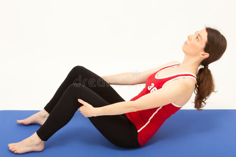 De vrouw oefent op een mat uit royalty-vrije stock foto De vrouw oefent op een mat uit royalty-vrije stock foto