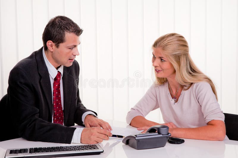 De vrouw ondertekent een contract in een bureau royalty-vrije stock fotografie De vrouw ondertekent een contract in een bureau royalty-vrije stock fotografie