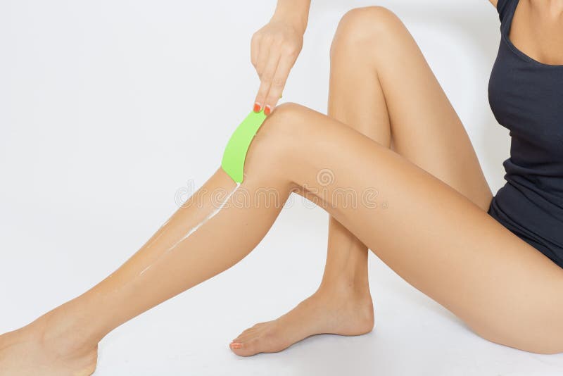 De vrouw onthaart haar benen stock fotografie De vrouw onthaart haar benen stock fotografie