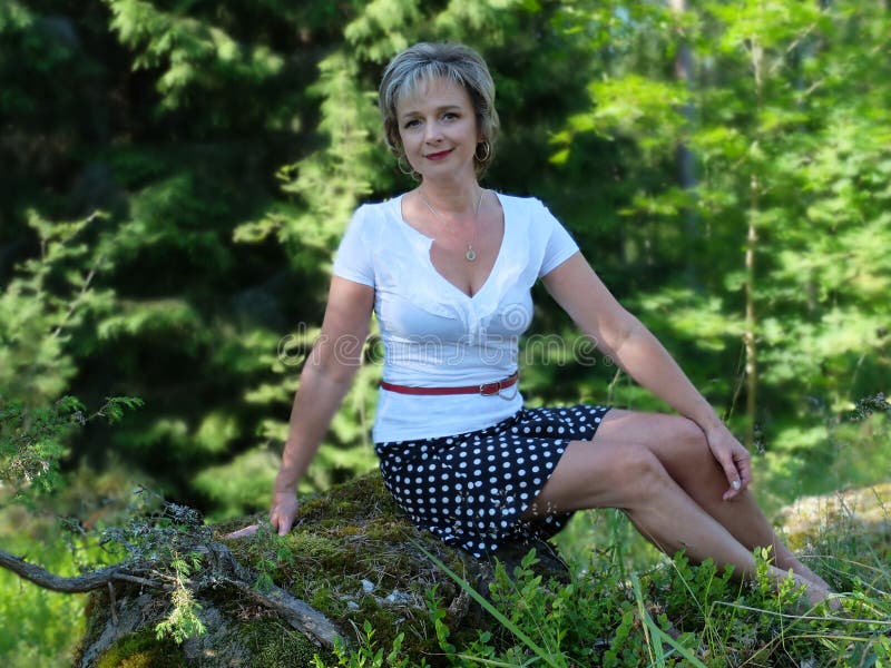 De Vrouw Op De Achtergrond Van Het Bos Stock Afbeelding