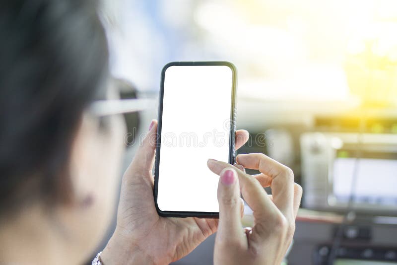 De vrouw op middelbare leeftijd die zonnebril dragen houdt met de hand mobiele telefoon stock fotografie De vrouw op middelbare leeftijd die zonnebril dragen houdt met de hand mobiele telefoon stock fotografie