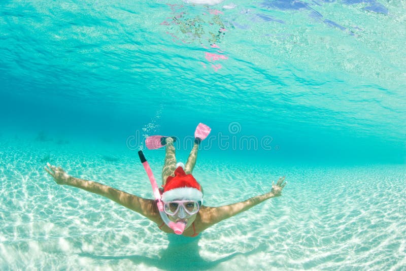 De vrouw snorkelt Kerstmisvakantie royalty-vrije stock fotografie De vrouw snorkelt Kerstmisvakantie royalty-vrije stock fotografie