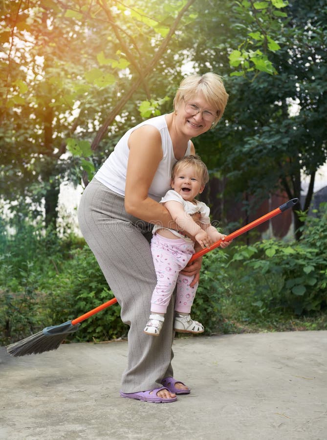 De vrouw speelt heksen met haar weinig granddaugh royalty-vrije stock afbeeldingen De vrouw speelt heksen met haar weinig granddaugh royalty-vrije stock afbeeldingen