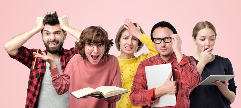 De vrouw, stelde student die met glazen tevreden handboeken houden royalty-vrije stock foto's De vrouw, stelde student die met glazen tevreden handboeken houden royalty-vrije stock foto's