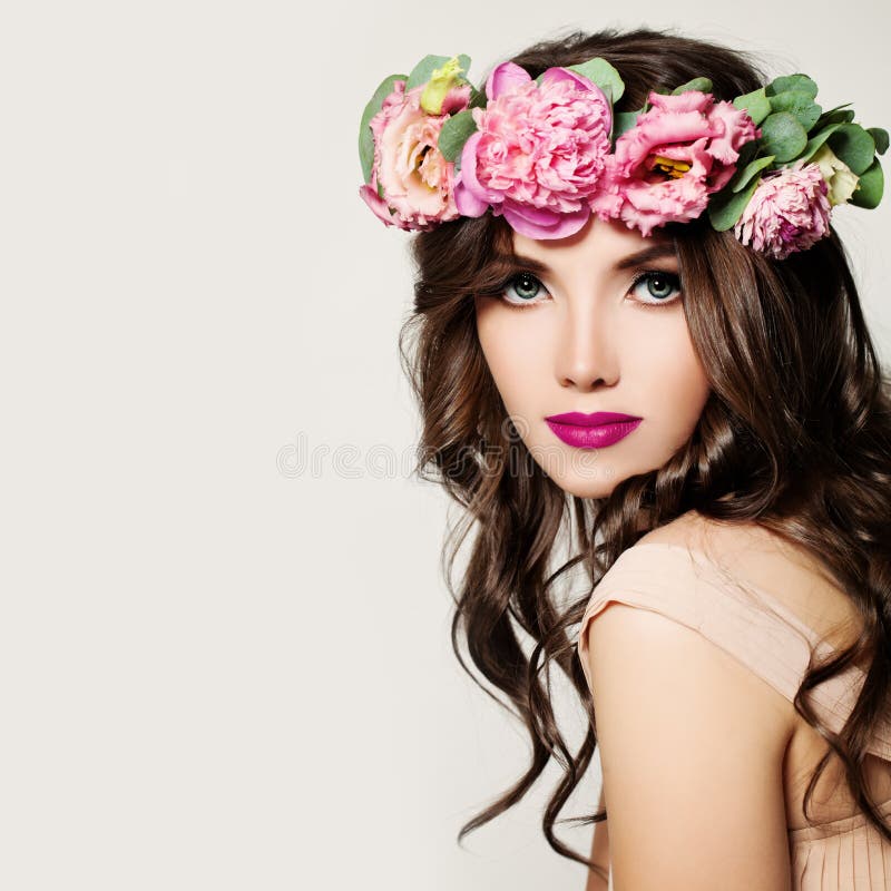 De vrouw van de manier Make-up, Krullend Haar en Roze Bloemen royalty-vrije stock afbeelding De vrouw van de manier Make-up, Krullend Haar en Roze Bloemen royalty-vrije stock afbeelding