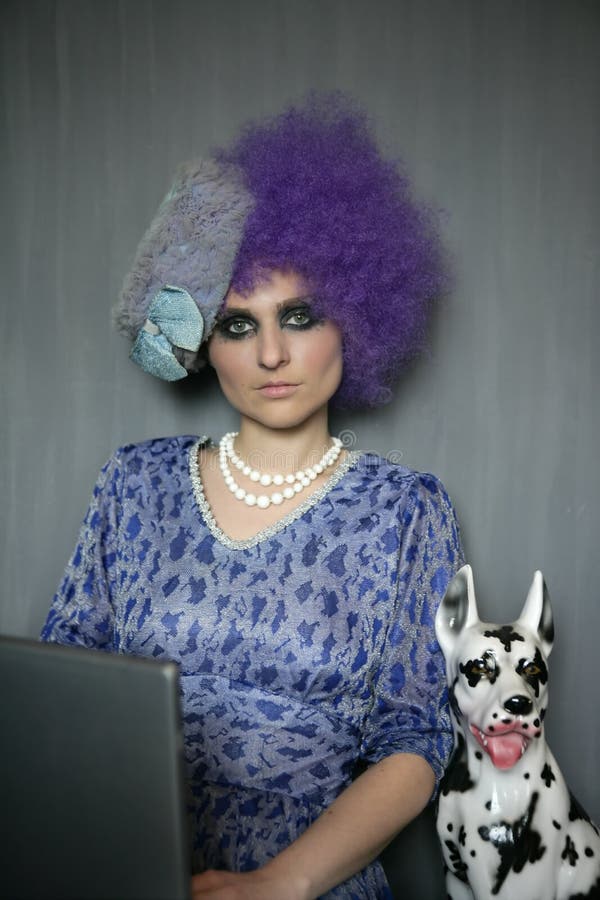 De vrouw van de manier met computer en Dalmatische hond royalty-vrije stock afbeeldingen De vrouw van de manier met computer en Dalmatische hond royalty-vrije stock afbeeldingen