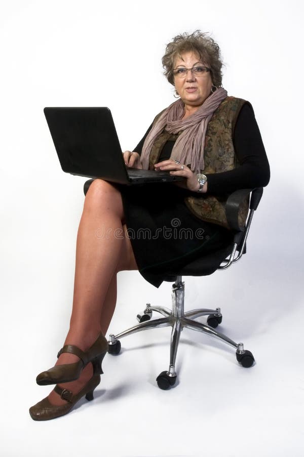 De Vrouw van de middenLeeftijd met Laptop royalty-vrije stock foto De Vrouw van de middenLeeftijd met Laptop royalty-vrije stock foto