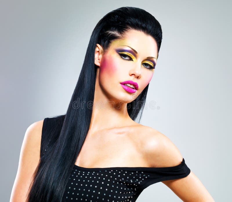 De vrouw van de schoonheid met maniermake-up op gezicht stock fotografie De vrouw van de schoonheid met maniermake-up op gezicht stock fotografie