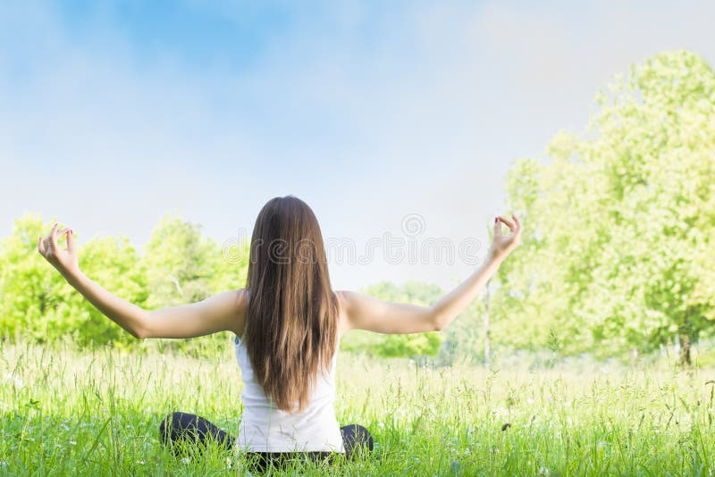 De vrouw van de yoga in openlucht stock foto's De vrouw van de yoga in openlucht stock foto's