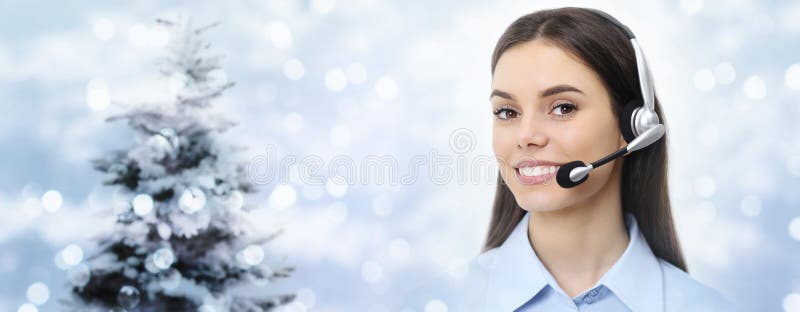 De vrouw van het Kerstmisthema met hoofdtelefoon glimlachen geïsoleerd op Kerstmis royalty-vrije stock foto's De vrouw van het Kerstmisthema met hoofdtelefoon glimlachen geïsoleerd op Kerstmis royalty-vrije stock foto's