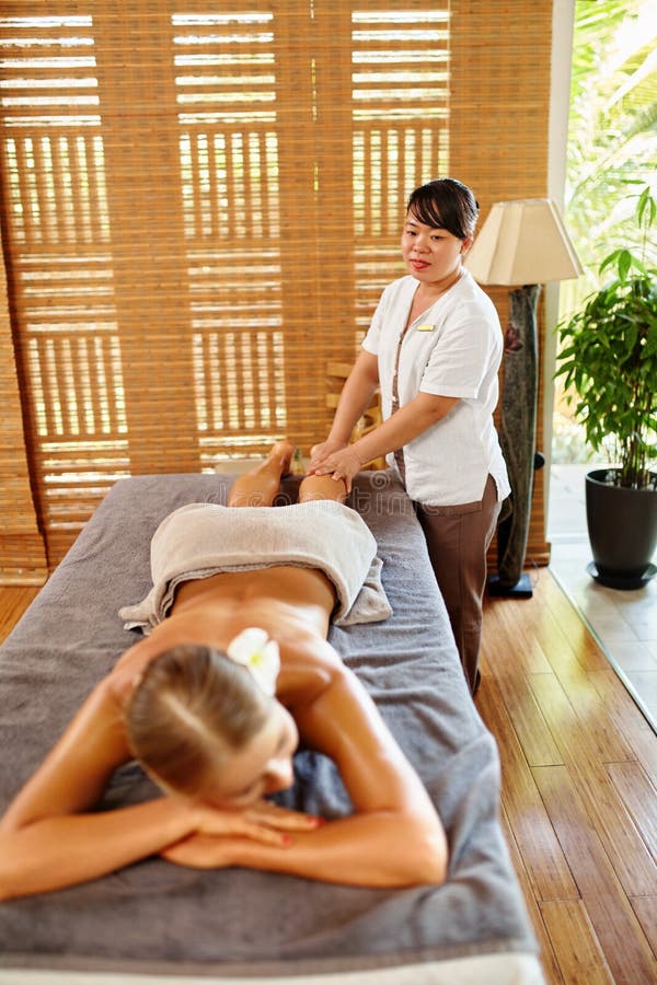 De Vrouw van het kuuroord De Massagetherapie van het oliebeen, Behandeling De zorg van de lichaamshuid royalty-vrije stock fotografie De Vrouw van het kuuroord De Massagetherapie van het oliebeen, Behandeling De zorg van de lichaamshuid royalty-vrije stock fotografie