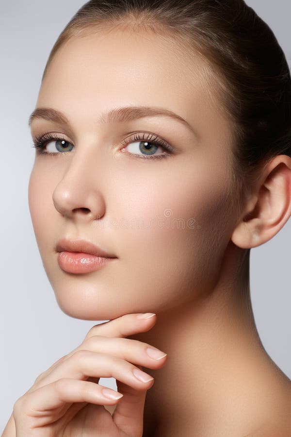 De Vrouw van het kuuroord Natuurlijk schoonheidsgezicht Mooi Meisje wat betreft Haar Gezicht Perfecte huid Skincare Jonge huid De stock foto's De Vrouw van het kuuroord Natuurlijk schoonheidsgezicht Mooi Meisje wat betreft Haar Gezicht Perfecte huid Skincare Jonge huid De stock foto's