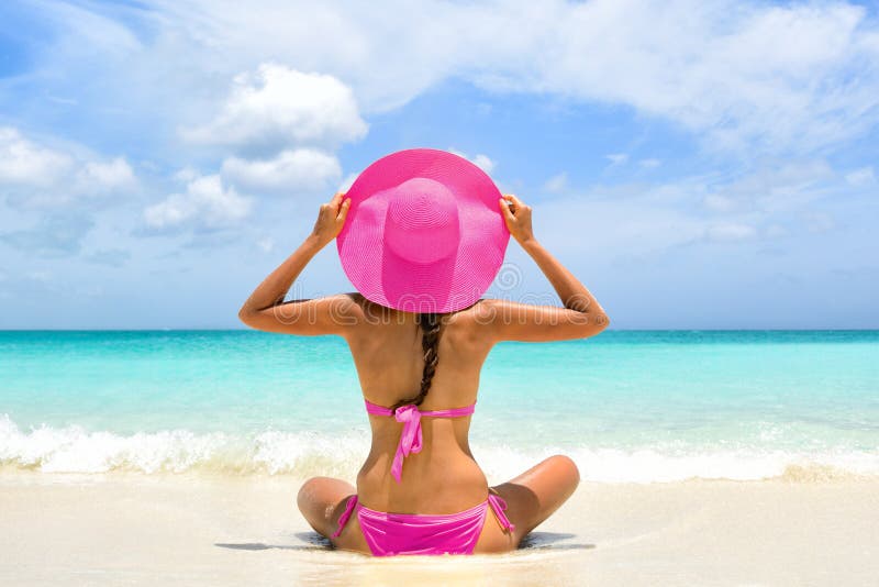 De vrouw van de het paradijs het roze bikini van de strandvakantie ontspannen royalty-vrije stock foto De vrouw van de het paradijs het roze bikini van de strandvakantie ontspannen royalty-vrije stock foto