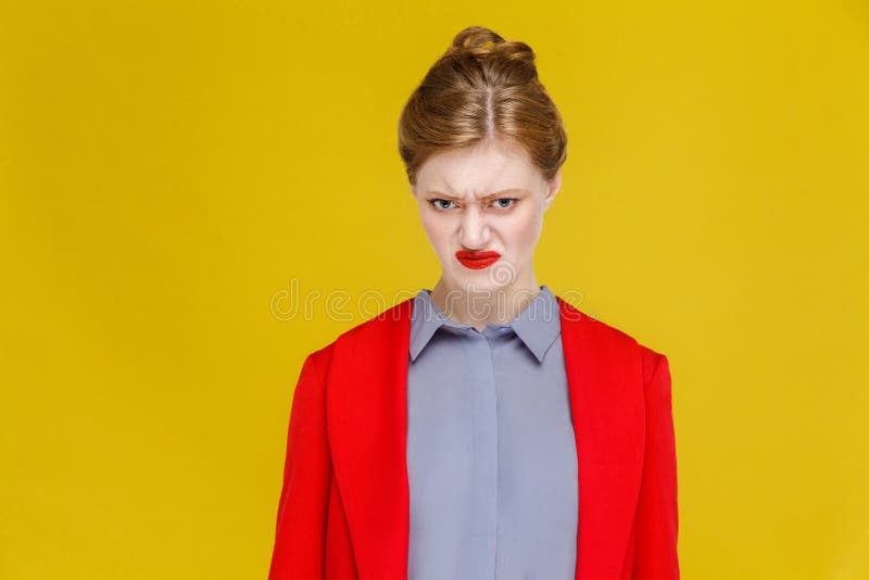 De vrouw van het zorgroodharige in rood zenuwachtig jasje stock foto De vrouw van het zorgroodharige in rood zenuwachtig jasje stock foto
