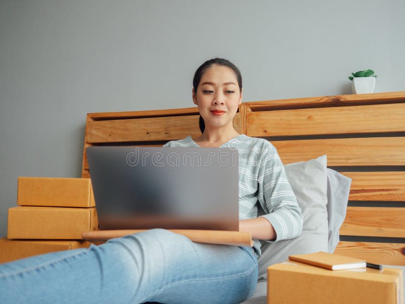 De vrouw voelt gelukkig met haar online verkoop en diensten Concept het werk thuis met oninezaken royalty-vrije stock fotografie De vrouw voelt gelukkig met haar online verkoop en diensten Concept het werk thuis met oninezaken royalty-vrije stock fotografie