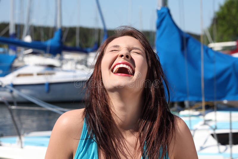 De vrouw voor jachtboot lacht. stock afbeeldingen De vrouw voor jachtboot lacht. stock afbeeldingen