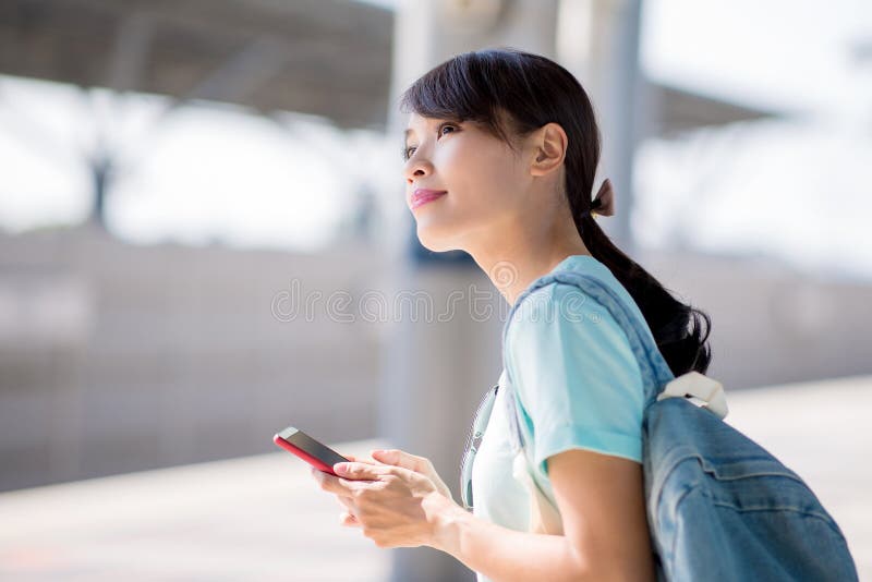 De vrouw wacht op trein stock foto's De vrouw wacht op trein stock foto's