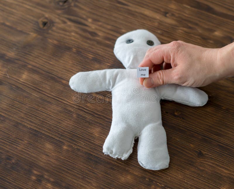 De vrouw wil een man in liefde met haar en probeert een voodoopop, stock fotografie De vrouw wil een man in liefde met haar en probeert een voodoopop, stock fotografie