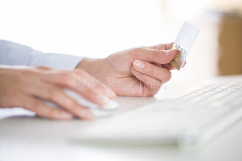 De vrouw winkelt op Internet met creditcard stock afbeeldingen De vrouw winkelt op Internet met creditcard stock afbeeldingen