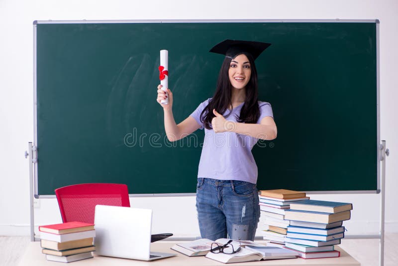De vrouwelijke gediplomeerde student voor groene raad royalty-vrije stock afbeeldingen De vrouwelijke gediplomeerde student voor groene raad royalty-vrije stock afbeeldingen