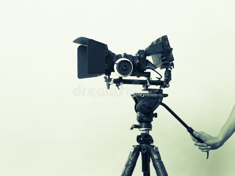 De vrouwelijke hand houdt professionele camera die foto's nemen stock foto's De vrouwelijke hand houdt professionele camera die foto's nemen stock foto's