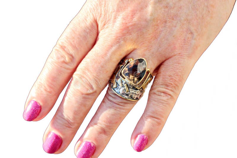 De vrouwelijke handen met juwelen op vingers en de armband sluiten omhoog royalty-vrije stock afbeelding De vrouwelijke handen met juwelen op vingers en de armband sluiten omhoog royalty-vrije stock afbeelding